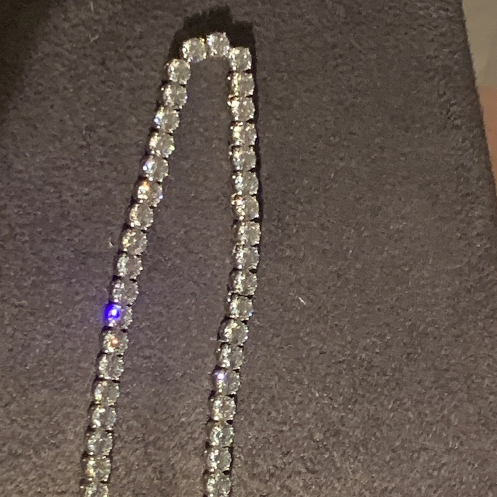 Absolutely stunning tennis necklace, extremely high quality sparkly stones.Must!